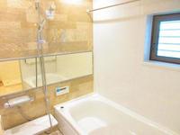 浴室:清潔な印象の1坪システムバスは暖房乾燥付きです。