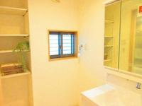 洗面室:洗面ドレッサーは鏡裏にも収納たっぷり。