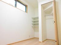 洋室:1F洋室。収納・可動棚付き。可動棚を動かせばワークスペースにも。