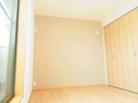 洋室:3F西側洋室、バルコニー付の明るく風通しの良いお部屋。