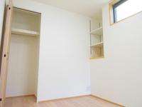 洋室:3F北側洋室。収納はもちろん、デッドスペースは可動棚で有効に活用。