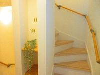 その他内観写真:階段横のスペースも小物棚やブラス製フックでおしゃれに演出。