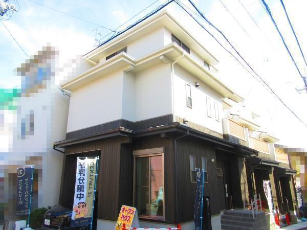 外観:町屋を彷彿とさせる外観。角地で日当たり、風通し良好！