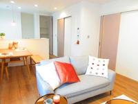 リビング:リビングを別角度から。爽やかなテイストの明るい内装。