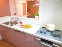 キッチン:システムキッチンは食器洗い乾燥機、3口コンロを装備。トップは清潔感溢れる人造大理石。