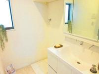 洗面室:洗面ドレッサーは鏡裏にも収納たっぷり。