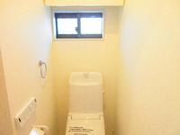 トイレ:1階トイレ。清潔で爽やかな空間。