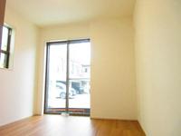 洋室:1F北側洋室。荷物の般入にも便利な掃き出し窓で明るいお部屋。