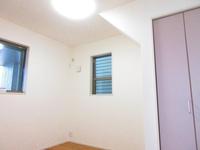 洋室:1F東側洋室。コンパクトながら収納もしっかり。