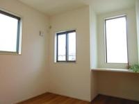 洋室:3F南側洋室。窓の多い明るいお部屋はワークスペース付き。