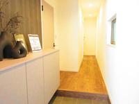 玄関:玄関にはシューズボックス。落ち着いた都会的な色合い。