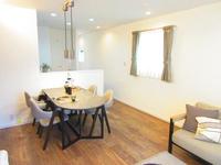 リビング:ダイニングはコンパクトながら、4人掛けサイズのテーブルも充分設置できます。