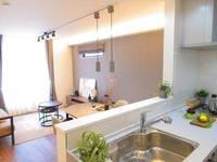 キッチン:リビングを一望できる対面キッチン。