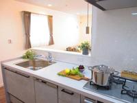 キッチン:システムキッチンは食器洗い乾燥機、3口コンロを装備。トップは清潔感溢れる人造大理石。