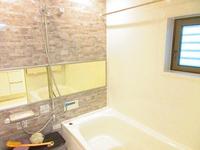 浴室:清潔な印象の1坪システムバスは暖房乾燥付きです。