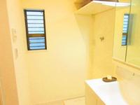 洗面室:洗面ドレッサーは鏡裏にも収納たっぷり。