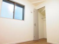 洋室:1F洋室。コンパクトながら収納もしっかり。