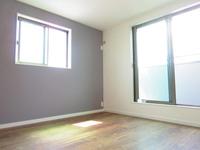 洋室:3F西側洋室、バルコニー付の明るく風通しの良いお部屋。