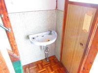 洗面室:こちらもタイル張りのレトロな洗面台。