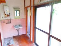 洗面室:広々脱衣所・洗面所。1階和室からは広縁を介して庭園が望めます