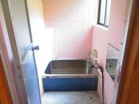 浴室:浴室もタイル貼りのタイプですが、状態は良さそうです。