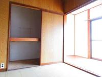 洋室:2階洋室。広縁に出られ、明るい広々とした空間。