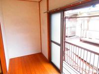 洋室:2階、広縁からは物干しに出られます。