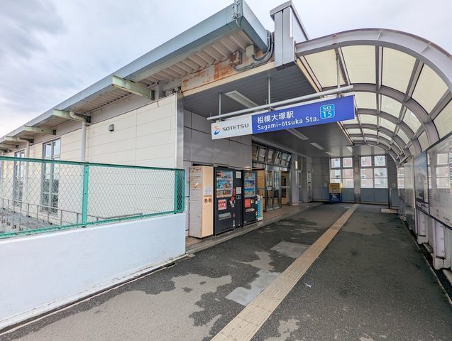 間取図/区画図:【駅からほぼ平坦で徒歩10分！南道路・南バルコニーで陽当たり良好！】駐車場並列2台可能！玄関カードキーや浴室乾燥機など充実の設備！