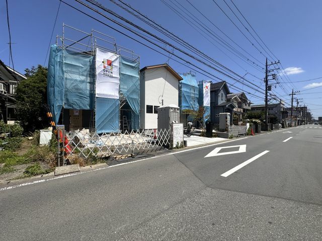 外観:【スーパーや小中学校、大型公園など近く生活便利な立地です！】駐車場並列2台可能！全室南向きで陽当り良好！LDK17帖、主寝室7.2帖！